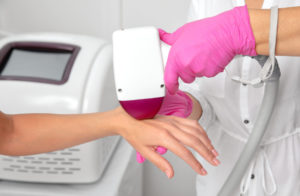 脱毛はサロンかクリニックかどちらでするべき？施術方法の違いからわかる選び方