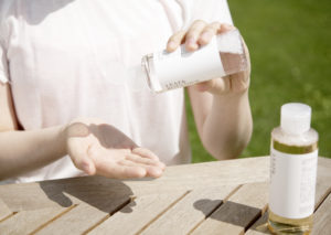 50代女性におすすめの化粧水は？プチプラ・デパコスの違いと肌の特徴から考える選び方