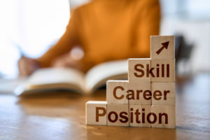 資格取得で転職を有利に!男女ともにおすすめの資格を業界別に紹介